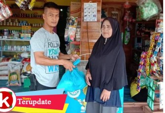 Tenaga Ahli Bupati Lingga Bidang Promosi dan Investasi Daerah Ady Indra Pawennari Salurkan Bantuan Sembako di Sungai Besar