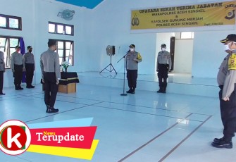 Kapolres Aceh Singkil AKBP Mike Hardy Wirapraja SIK saat memimpin sertijab dua Perwira Polres setempat.