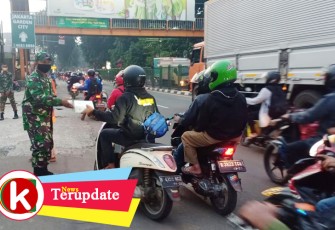 Koramil 01/Kranji Bagi-Bagi Takjil Jelang Waktu Berbuka Puasa