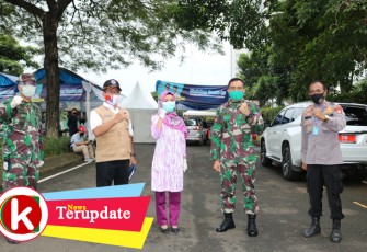 Anggota Koramil 01/Tgr Bagikan Puluhan Masker Kepada Pedagang Pasar Induk