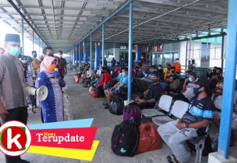 Plt Walikota Tanjung Pinang Rahma Hj. Rahma S. IP saat memberikan imbauan pasca pemulangan 72 Warga Sambas dan Mempawah