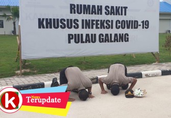 Dua personel Polda Kepri saat melakukan sujud syukur usai dinyatakan sembuh dari Covid-19