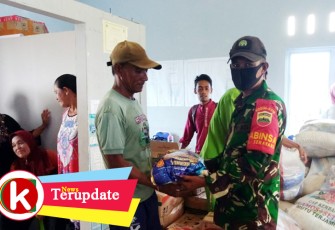 Babinsa dan Perangkat Desa Laboh Distribusikan Bantuan ke Warga