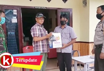 Penyerahan masker dari Ko Aeng meneger Tambak Udang Tratai Farm ke pihak Pemerintahan Desa Suka Banjar.