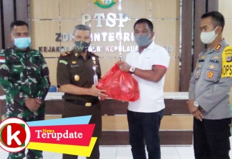 Fahmi Oksan Awulle Kembali Salurkan Bansos ke Warga Melonguane
