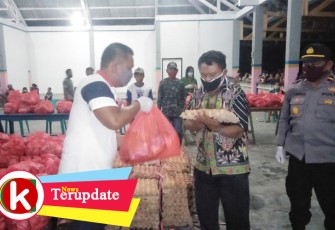 Fahmi Oksan Awulle SH salurkan bansos kepada masyarakat