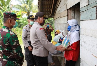 Kapolres Batanghari AKBP Dwi Mulyanto SIK SH saat berikan Paket Sembako di Desa Panerokan Bajubang