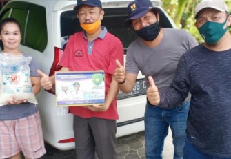Plt Kadis PUPR Kota Bengkulu Noprisman ST Turun Langsung Bagikan Sembako Pada Warga 