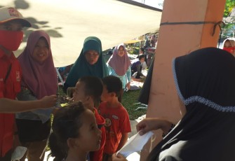 Ketua DPD PSI Kabupaten Seluma Agung Wahyudi Spd Bagikan Masker Kain Pada Warga 