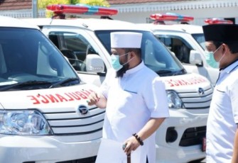 Wali Kota Bengkulu Helmi Hasan dan Wakil Wali Kota Bengkulu Dedy Wahyudi Saat Menyerahkan Secara Simbolis Bantuan Ambulans di Balai Kota