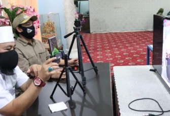 Wali Kota Bengkulu Helmi Hasan Saat Memantau Pendistribusian Sembako Tahap II Pada Warga Melalui Media Sosial 
