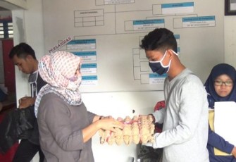 Dinas Kominfosan Kota Bengkulu Berbagi Sembako Untuk Pegawai