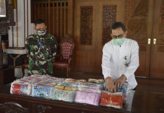 Bupati didampingi Dandim menerima sumbangan masker