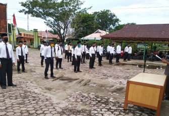 Camat Singkil Sofian saat melantik puluhan BPKamp dari 15 Kampung Setempat.