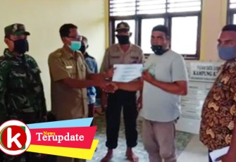 Kepala Kampung Kayu Menang Sofian bersama dengan Camat Kuala Baru Kapolsek Kuala Baru Babinsa saat menyerahkan BLT kepada masyarakat setempat.