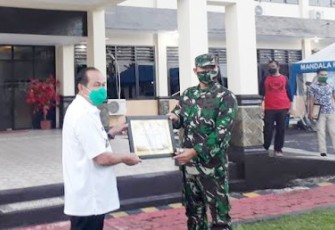 Dandim 1310/Bitung dan Kapolres Bitung Terima Piagam Penghargaan Dari Walikota Bitung