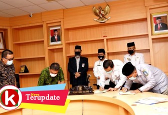 Penandatanganan MoU kerjasama penyediaan fasilitas pelabuhan pengumpan kota batam antara PT. Pelabuhan Kepri dengan PT. Nusantara Maha Karya di Kantor Gubernur Kepulauan Riau