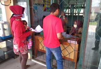 Pihak Disdukcapil Aceh Singkil Saat Memberikan Pelayanan Pada Masyarakat