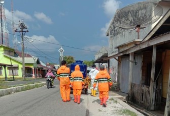 Tim Relawan Desa Pasar Singkil Bersama Mahasiswa Saat Melakukan Penyemprotan Disinfektan Penanganan Covid-19