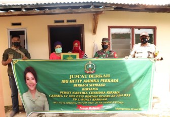Persit KCK LV Kodim 0315/Bintan Bagikan Ratusan Bingkisan Sembako Pada Warga Terdampak Covid-19