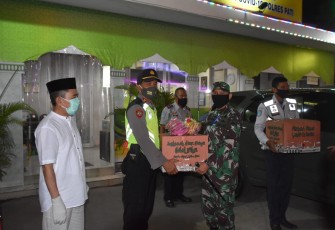 Pemberian bingkisan untuk petugas di posko lebaran