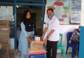 Lurah Girian bawah salurkan bansos secara air kepada warganya