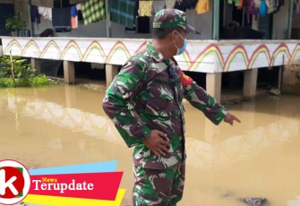 Babinsa Koramil 11/KP Pantau Luapan Sungai Barumun di Desa Binaannya