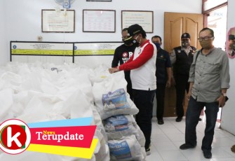 Wakil Wali Kota M Jumadi saat mengecek bantuan