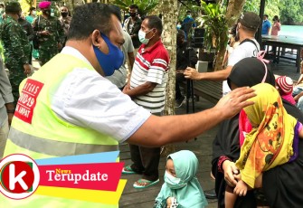 Bupati Raja Ampat saat melepas Kepulangan 12 Pasien Positif Covid-19 yang Dinyatakan Sembuh