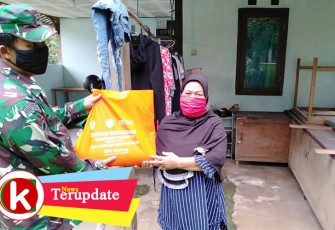 Dukung Program PSBB Koramil 05/Ciputat Turunkan 2 Personil Bagikan Beras 