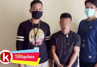 Tersangka (Tengah Diborgol) saat diamankan