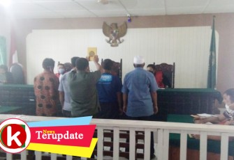 5 orang Saksi saat diambil sumpah pada Persidangan sengketa lahan PT. Sungai Pinang Kotapinang- Labusel di PN Labuhanbatu.