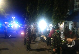 Dandim 0503/JB Bersama Tiga Pilar Jakarta Barat Membubarkan Kerumunan Warga di Kota Tua Tamansari