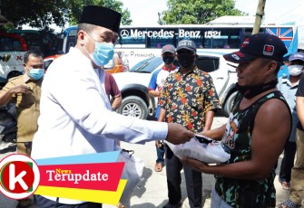 Sekdakab Asahan Lakukan Aksi Sosial Kepada Para Supir Bus 
