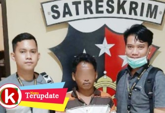 Tersangka (tengah) saat diamankan
