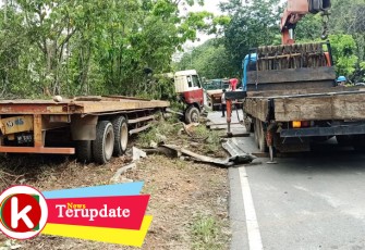 Kondisi Mobil Mitsubishi Trailer BP 8305 ZE setelah tabrak pembatas jalan di Jalan Umum Gajah Mada dekat Southlink Sekupang