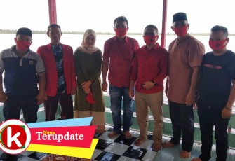 Ketua PDI-P Aceh Singkil sekaligus anggota Dewan setempat melakukan silaturahmi dengan para kader dan simpatisan Partai.