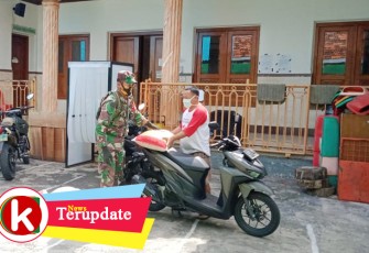 Serda Alan La Wae Babinsa Koramil 06/Cempaka Putih Kawal Pendistribusian Sembako 