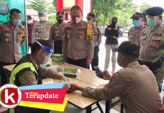 Kapolresta Barelang AKBP Purwadi Wahyu Anggoro dan Wakapolresta Barelang AKBP Junoto saksikan personel Polresta Barelang Rapid Test