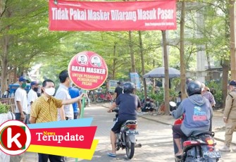 Razia masker bagi para pedagang dan pengunjung di Pasar Depok Kota Solo Jawa Tengah.
