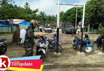 Koramil 12/LP Laksanakan Penyemprotan Cairan Disinfektan di Sekitaran Kantor