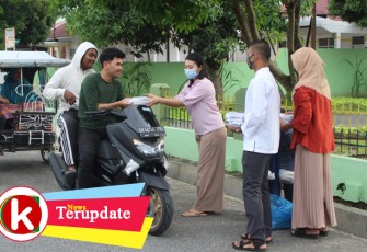 Ketua Persit KCK Cabang XXXVI Bersama Kasdim 0209/LB Berbagi Takjil ke Pengendara
