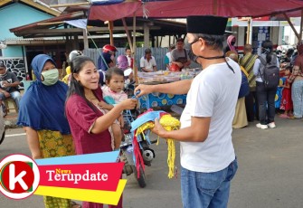 Wan Sui saat membagikan masker ke warga yang membeli takjil