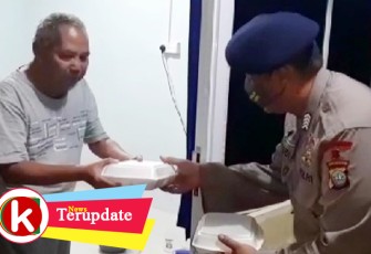 Personel Satbrimob Polda Kepri saat bagikan makanan sahur kepada salah satu penghuni Rusun Otorita Bida Sekupang
