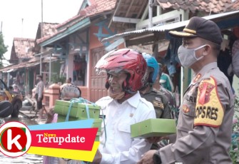 Kapolres Batang saat menyalurkan nasi kotak ke warga