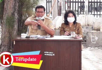 Kepala Tata Usaha RSU Hadrianus Sinaga Hara Sigalingging (kiri) didampingi Kepala Dinas Kominfo Rohani Bakara saat menggelar konferensi pers