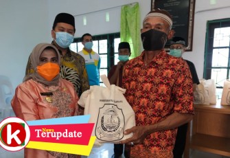 Pemko Bagikan Bingkisan Hari Raya untuk Masyarakat Penerima DTKS