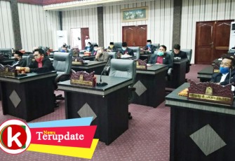 Anggota DPRK Aceh Singkil saat mengikuti rapat paripurna di gedung dewan setempat.