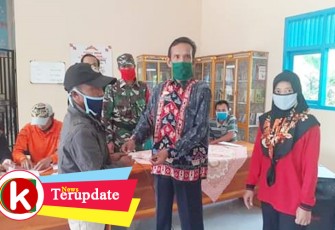 Peratin Padang Dalom Indra Salurkan BLT DD ke Warga Terdampak Covid-19