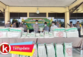 Kapolres Batang Bagikan Ratusan Paket Zakat Fitrah
